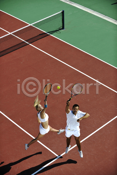 남자 두명 성인 성인만 여자 JPG 앞모습 옆모습 포토 하이앵글 해외이미지 들기 야외 전신 점프 주간 테니스 테니스라켓 테니스복 테니스선수 테니스장