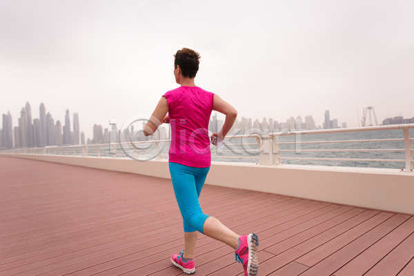 행복 서양인 성인 성인여자한명만 여자 한명 JPG 뒷모습 포토 해외이미지 달리기 달리기선수 라이프스타일 마라톤 백그라운드 야외 운동복 운동선수 전신 조깅
