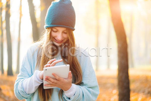 10대 십대여자한명만 여자 청소년 한명 JPG 앞모습 포토 해외이미지 가을(계절) 낙엽 단풍 들기 상반신 야외 웃음 주간 태블릿 터치