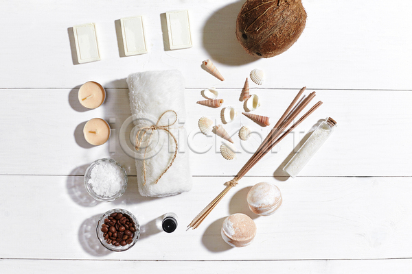 사람없음 JPG 포토 하이앵글 해외이미지 수건 스파용품 실내 아로마테라피 오브젝트 조개껍데기 코코넛 향초 흰배경