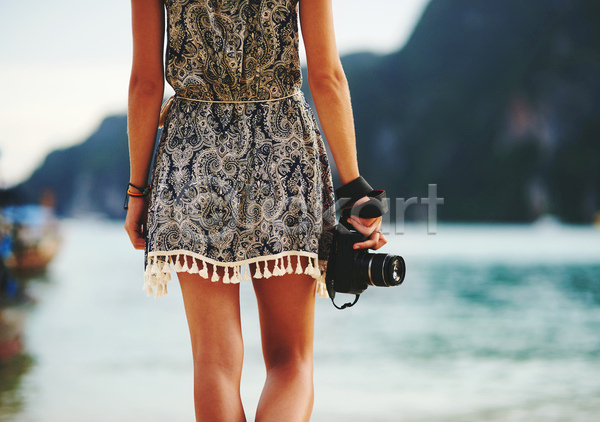 여유 즐거움 휴식 백인 성인 성인여자한명만 여자 한명 JPG 뒷모습 포토 해외이미지 걷기 들기 바다 야외 여름(계절) 주간 카메라