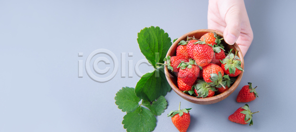 달콤 신선 동양인 사람없음 여자 JPG 포토 해외이미지 가로 건강 겨울 고립 공백 과일 날것 내추럴 닫기 디자인 딸기 많음 맛 맛있는 목재 백그라운드 봄 빛 빨간색 사발 세로 손 수집 수확 숙성 식물 아시아 여름 열매 우주 유기농 음식 잎 잡기 정상 초록색 파란색 해외포토 회색