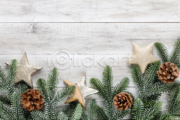 사람없음 JPG 포토 하이앵글 해외이미지 나무배경 별 별모형 솔방울 실내 잎 카피스페이스 크리스마스 크리스마스용품