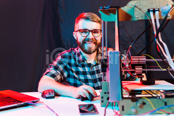 남자 성인 성인남자한명만 한명 JPG 앞모습 포토 해외이미지 3D프린터 4차산업 과학기술 기술자 상반신 실내 안경 인공 작업 제조