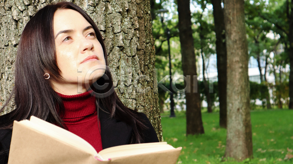 여유 성인 성인여자한명만 여자 한명 JPG 앞모습 포토 해외이미지 기댐 나무 독서 자연 잔디 책