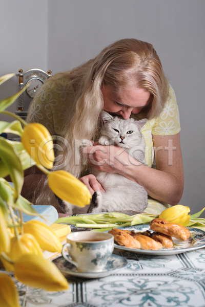 귀여움 성인 성인여자한명만 여자 한명 JPG 앞모습 포토 해외이미지 고양이 반려묘 빵 상반신 실내 안기 접시 차(음료) 찻잔 키스 튤립 한마리