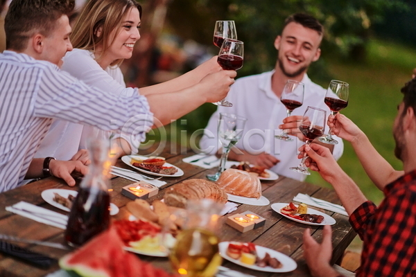 우정 함께함 행복 남자 성인 성인만 여러명 여자 JPG 소프트포커스 앞모습 옆모습 포토 해외이미지 건배 들기 라이프스타일 미소(표정) 상반신 야외 여름(계절) 와인 와인잔 저녁 저녁식사 파티 휴가
