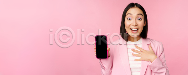 동양인 성인 성인여자한명만 여자 한명 JPG 포토 해외이미지 들기 보여주기 분홍색배경 비즈니스 비즈니스우먼 상반신 스마트폰
