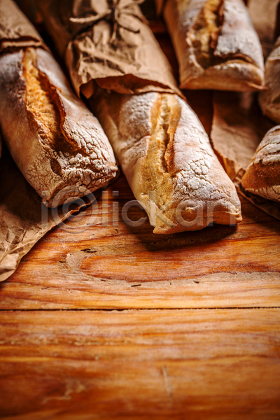 사람없음 JPG 포토 해외이미지 곡물빵 나무배경 바게트 빵 종이봉투 카피스페이스