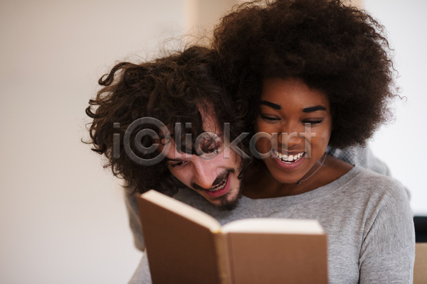 즐거움 행복 남자 두명 성인 성인만 여자 JPG 앞모습 포토 해외이미지 기댐 독서 상반신 실내 웃음 책 커플