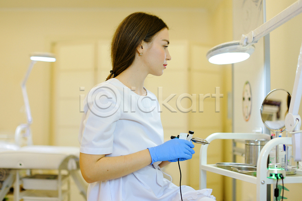 백인 사람 여자 한명 JPG 포토 해외이미지 간호사 관리 기계 라텍스 보유 뷰티 상점 소독 실내 안경 약 유럽 장갑 장비 전등 직업 파란색 흰색