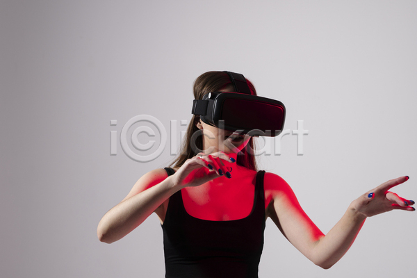 스마트 성인 성인여자한명만 여자 한명 JPG 앞모습 포토 해외이미지 VR기기 가상현실 상반신 손들기 손짓 오큘러스 웨어러블 착용 하이테크