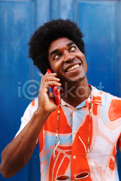 기쁨 청춘(젊음) 행복 남자 사람 한명 JPG 포토 해외이미지 1 거리 검은색 그래픽 도시 라이프스타일 모바일 문 미소(표정) 백그라운드 부름 세로 세포 셔츠 야외 얼굴 웃음 유행 주간 컬러풀 파란색 핸드폰 헤어스타일