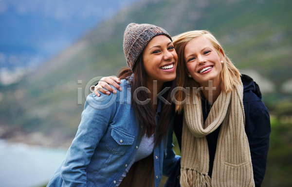 청춘(젊음) 행복 20대 두명 성인 성인여자만 여자 JPG 아웃포커스 앞모습 옆모습 포토 해외이미지 라이프스타일 미소(표정) 상반신 서기 야외 어깨에손 응시 주간 친구