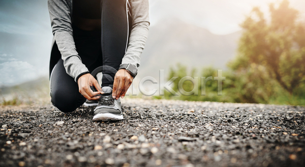 성인 성인여자한명만 여자 한명 JPG 포토 해외이미지 거리 건강 달리기 무릎꿇기 신발 신발끈묶기 야외 운동 잡기 주간 하반신