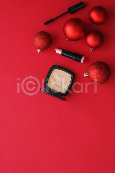 사람없음 JPG 포토 하이앵글 해외이미지 립스틱 마스카라 빨간배경 실내 오너먼트 크리스마스 크리스마스용품 팩트 화장품