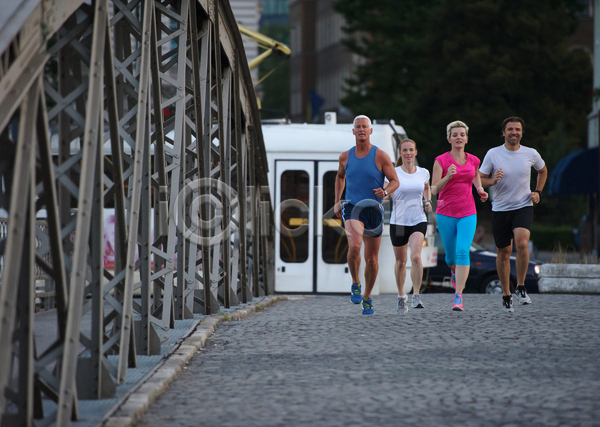 함께함 남자 노년 성인 여러명 여자 JPG 앞모습 포토 해외이미지 거리 달리기 달리기선수 마라톤 보행로 야외 전신 조깅 주간