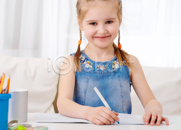 소녀(어린이) 소녀한명만 어린이 여자 한명 JPG 앞모습 포토 해외이미지 교실 그리기 그림 들기 미소(표정) 미술 상반신 응시 캔버스 펜