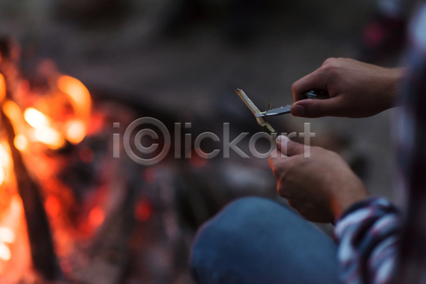 신체부위 JPG 소프트포커스 아웃포커스 포토 해외이미지 깎기 나뭇가지 들기 모닥불 손 손질 야간 야외 캠핑 커터칼
