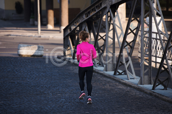 활발 서양인 성인 성인여자한명만 여자 한명 JPG 포토 해외이미지 달리기 달리기선수 라이프스타일 마라톤 아침 야외 전신 조깅