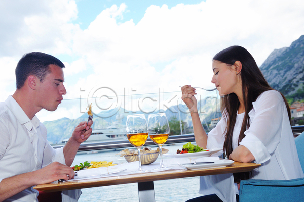 사랑 휴식 남자 두명 성인 성인만 여자 JPG 옆모습 포토 해외이미지 데이트 들기 미소(표정) 바다 상반신 식당 식사 앉기 야외 여름(계절) 연애 와인 음식 커플