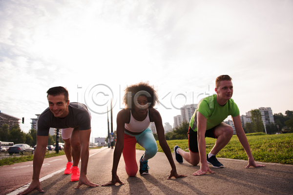 함께함 남자 성인 성인만 세명 여자 흑인 JPG 앞모습 포토 해외이미지 공원 달리기선수 마라톤 보행로 야외 전신 조깅 주간 준비자세 하늘