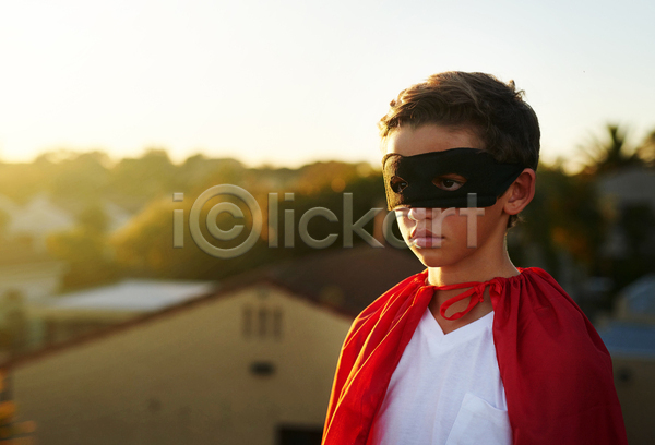 남자 서양인 소년 소년한명만 어린이 한명 JPG 아웃포커스 앞모습 포토 해외이미지 가면 빨간망토 상반신 안대 야외 주간 햇빛