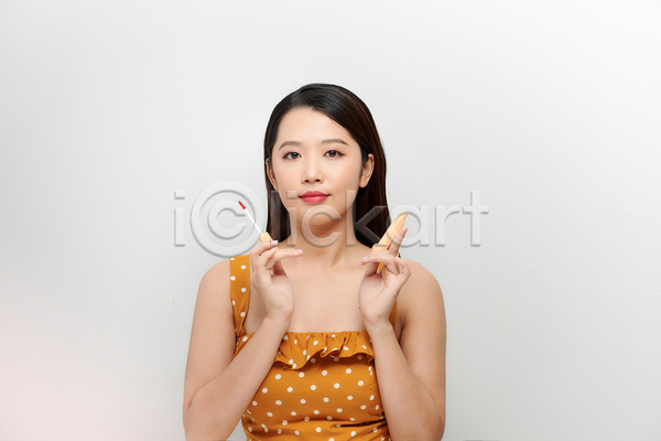 동양인 성인 성인여자한명만 여자 한명 JPG 앞모습 포토 해외이미지 들기 뷰티 상반신 실내 틴트 화장