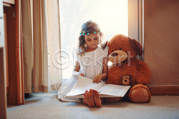 집중 백인 소녀(어린이) 소녀한명만 어린이 여자 한명 JPG 앞모습 포토 해외이미지 곰인형 독서 실내 앉기 원피스 전신 책 화관