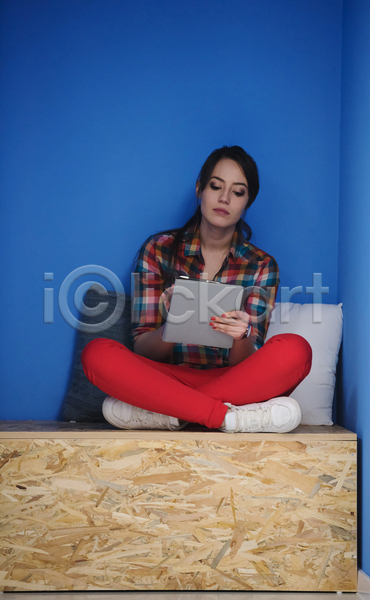 성인 성인여자한명만 여자 한명 JPG 앞모습 포토 해외이미지 들기 벽 비즈니스우먼 사무실 앉기 업무 전신 태블릿 터치