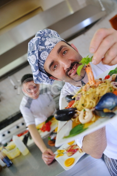 남자 두명 성인 성인남자만 JPG 앞모습 포토 해외이미지 들기 상반신 새우 식재료 실내 요리 요리사 주방 파스타