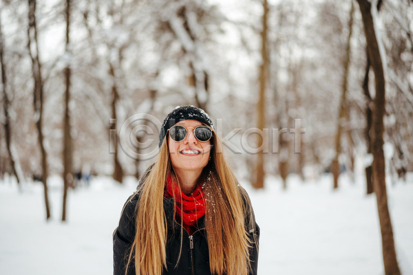 성인 성인여자한명만 여자 한명 JPG 아웃포커스 앞모습 포토 해외이미지 겨울 상반신 선글라스 야외 주간