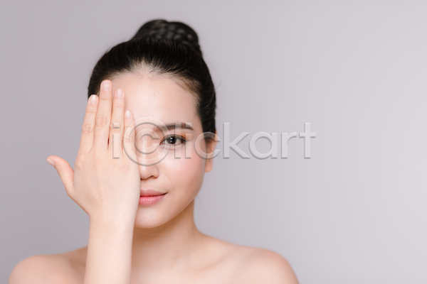 성인 성인여자한명만 여자 한명 JPG 앞모습 포토 해외이미지 뷰티 상반신 실내 얼굴가리기 회색배경