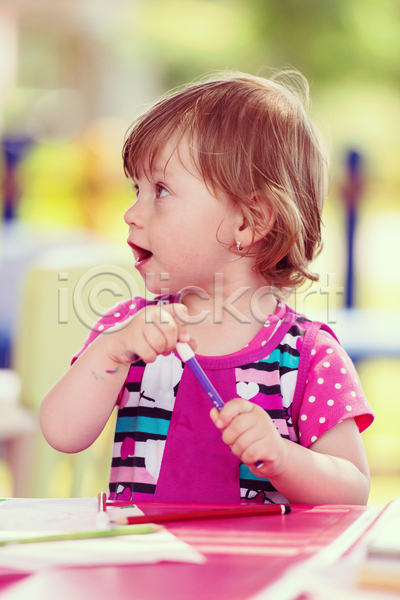 소녀(어린이) 소녀한명만 어린이 여자 한명 JPG 아웃포커스 앞모습 포토 해외이미지 그리기 그림 놀이 들기 미술 상반신 야외 응시 종이 탁자 펜