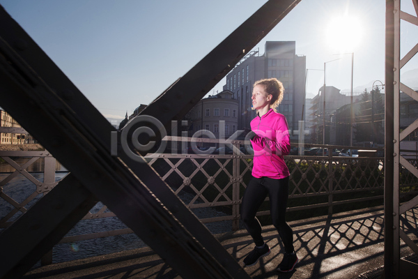 성인 성인여자한명만 여자 한명 JPG 옆모습 포토 해외이미지 건강 다리(건축물) 달리기 라이프스타일 러닝 아침 야외 운동복 유산소운동 전신 조깅 태양 햇빛