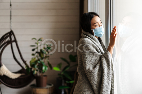 고통 추위 피곤 동양인 성인 성인여자한명만 여자 한명 JPG 포토 해외이미지 감기(질병) 감염 건강 겨울 담요 덮기 라이프스타일 마스크 상반신 손짚기 응시 질병 창문