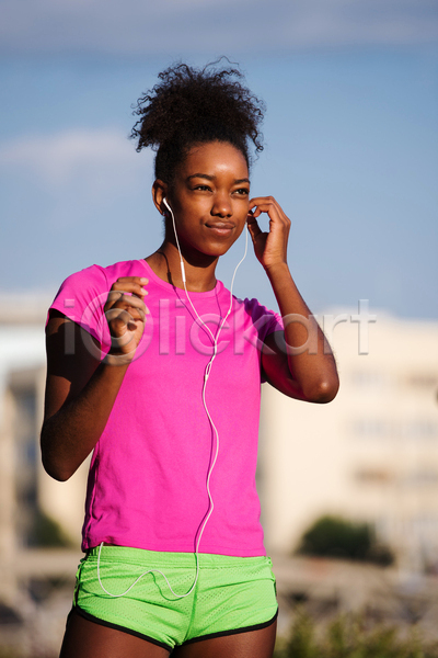 행복 성인 성인여자한명만 여자 한명 흑인 JPG 포토 해외이미지 달리기 달리기선수 라이프스타일 마라톤 상반신 야외 운동복 이어폰 조깅