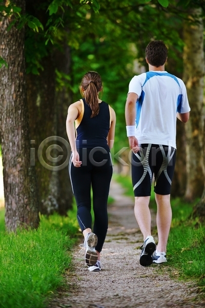 행복 남자 두명 백인 성인 성인만 여자 JPG 뒷모습 포토 해외이미지 달리기 달리기선수 라이프스타일 마라톤 아침 야외 전신 조깅 커플