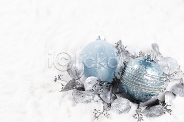 사람없음 JPG 포토 해외이미지 두개 실내 오너먼트 잎 크리스마스 크리스마스용품 흰배경