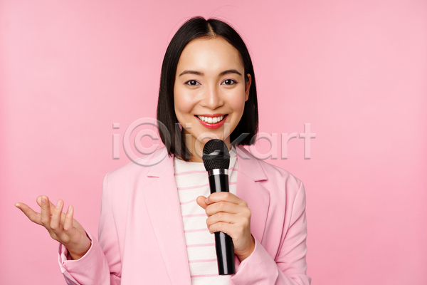 동양인 성인 성인여자한명만 여자 한명 JPG 포토 해외이미지 들기 마이크 말하기 분홍색배경 비즈니스 비즈니스우먼 상반신 서기