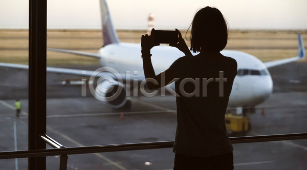 성인 성인여자한명만 여자 한명 JPG 뒷모습 실루엣 포토 해외이미지 공항 들기 비행기 사진촬영 상반신 실내 주간 창가 창문
