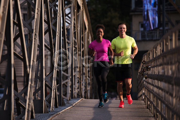 함께함 행복 남자 두명 백인 성인 성인만 여자 흑인 JPG 포토 해외이미지 달리기 달리기선수 라이프스타일 마라톤 아침 야외 전신 조깅 커플