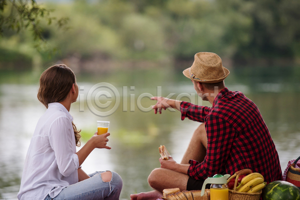 여유 휴식 남자 두명 성인 성인만 여자 JPG 뒷모습 포토 해외이미지 가리킴 강 공원 들기 라이프스타일 바구니 소풍 앉기 음식 일상 전신 주스 커플 휴가