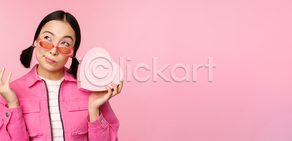 사랑 동양인 성인 성인여자한명만 여자 한명 JPG 포토 해외이미지 들기 분홍색배경 상반신 선글라스 선물 응시 하트 하트상자