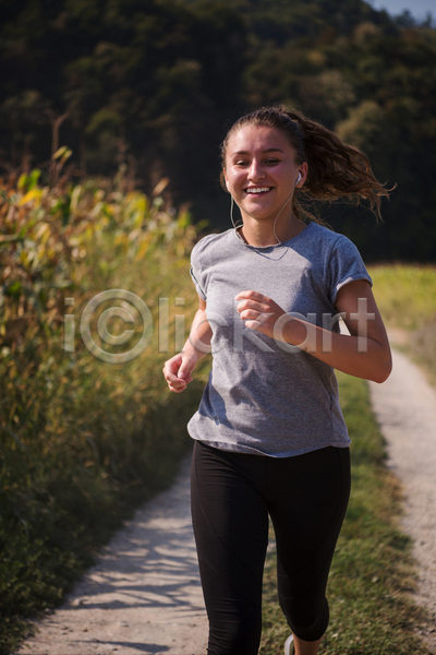 활발 서양인 성인 성인여자한명만 여자 한명 JPG 포토 해외이미지 달리기 달리기선수 라이프스타일 마라톤 상반신 아침 야외 운동복 조깅