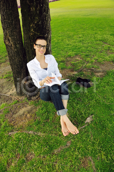 여유 성인 성인여자한명만 여자 한명 JPG 옆모습 포토 해외이미지 기댐 나무 독서 맨발 안경 앉기 자연 잔디 전신 책