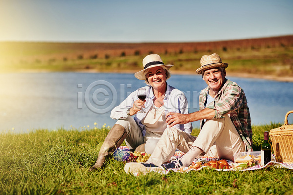 함께함 행복 남자 노년 노인만 두명 여자 JPG 앞모습 옆모습 포토 해외이미지 남편 노부부 들기 소풍 아내 앉기 야외 와인잔 은퇴 전신 주간 커플