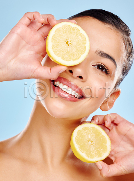 성인 성인여자한명만 여자 한명 JPG 포토 해외이미지 단면 들기 레몬 미소(표정) 뷰티 상반신 응시