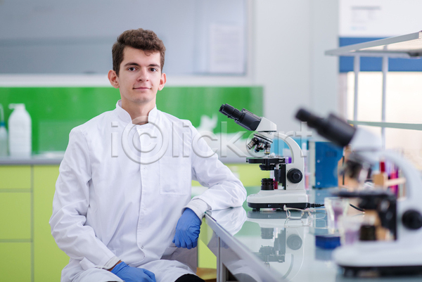 남자 성인 성인남자한명만 한명 JPG 소프트포커스 앞모습 포토 해외이미지 과학실 과학자 상반신 실내 실험실 앉기 응시 현미경