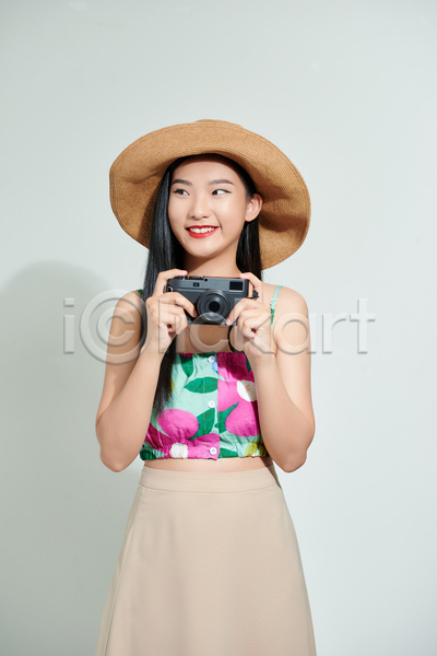 동양인 성인 성인여자한명만 여자 한명 JPG 앞모습 포토 해외이미지 들기 사진사 상반신 실내 카메라 카메라맨 흰배경